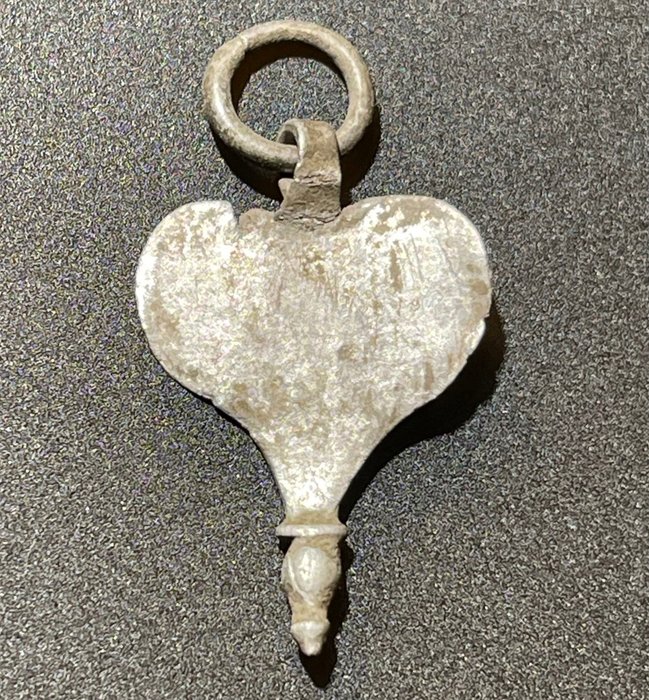 Epoca vichinga Argento Ciondolo amuleto intatto, ancora indossabile con forma a foglia e tono vecchio armadio. Con