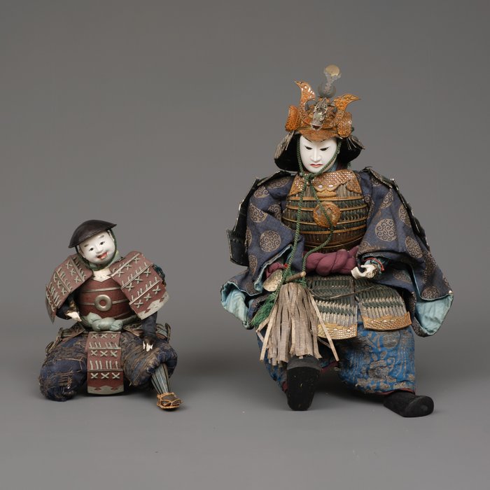 Samurai-dukker 武者人形 (Musha ningyô) - Gofun pasta, brokade silke, hår, forgylt metall - Japan - Sen Edo-periode (første halvdel av 1800-tallet)