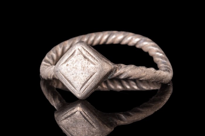 维京时代 银色扭纹戒指  (没有保留价)