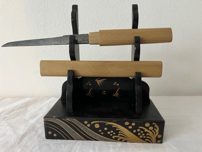 Ständer - Holz - Seltener alter kleiner Schwertständer in schwarzem Lack mit goldenen Schwalben - - Japan - Späte Edo-Zeit  (Ohne Mindestpreis)