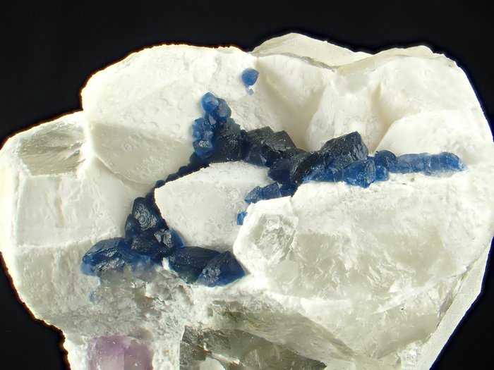 Mørkeblå fluorit på mælkekvarts Krystalklynge - Højde: 69 mm - Bredde: 56 mm- 185 g