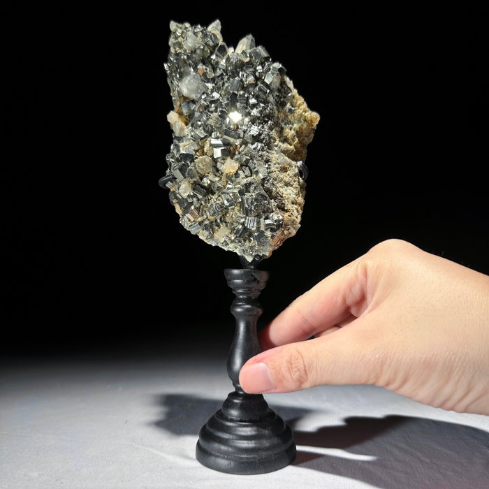 KEIN MINDESTPREIS – Pyrit auf einem maßgefertigten Ständer – Kristallcluster - Höhe: 19 cm - Breite: 6 cm- 700 g - (1)
