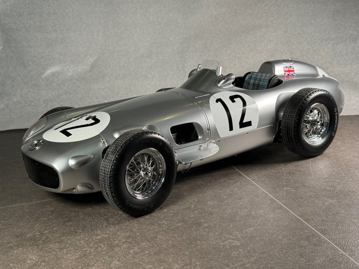 IXO 1:8 - 1 - Model race car - Mercedes-Benz W196R - Stirling Moss livery