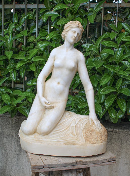Escultura, Statua "Fanciulla Nuda Sdraiata" - 66 cm - Mármore, Estatuária de Carrara em mármore branco - esculpida à mão