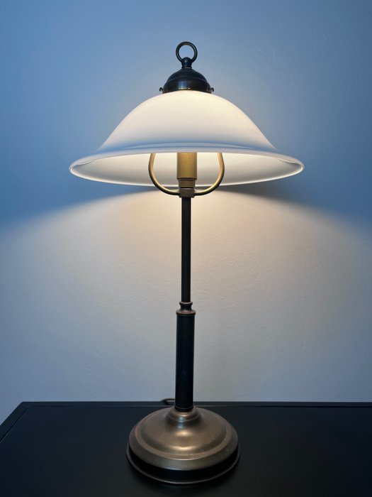 Bordlampe - bordlampe i messing med skjerm i opalglass