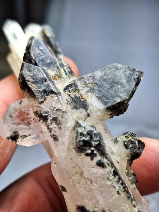 Seltenes Bitumen in Quarz Kristallcluster - Höhe: 11 cm - Breite: 4 cm- 122 g