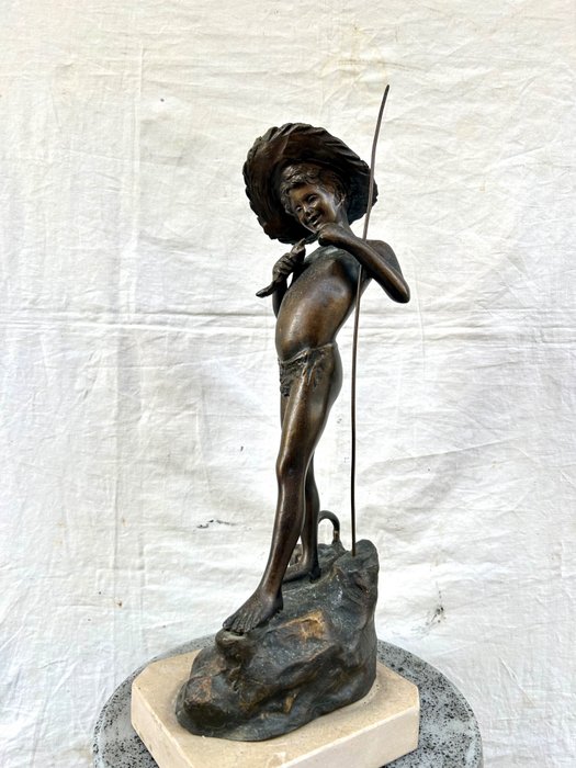 Su modello di Giovanni Varlese 1988-1932 Napoli - Sculptură, Scugnizzo pescatore - Pescatorello - 40 cm - Bronz