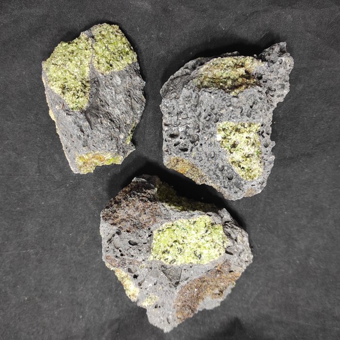 Olivin Kristalle auf Muttergestein- 920 g - (3)