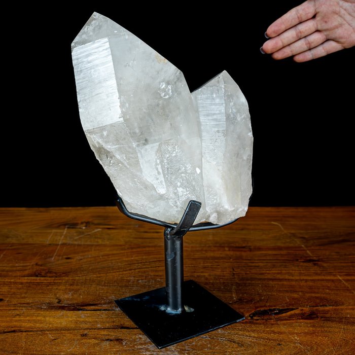 Cristal de cuarzo lemuriano semitransparente natural en el stand- 3918.29 g
