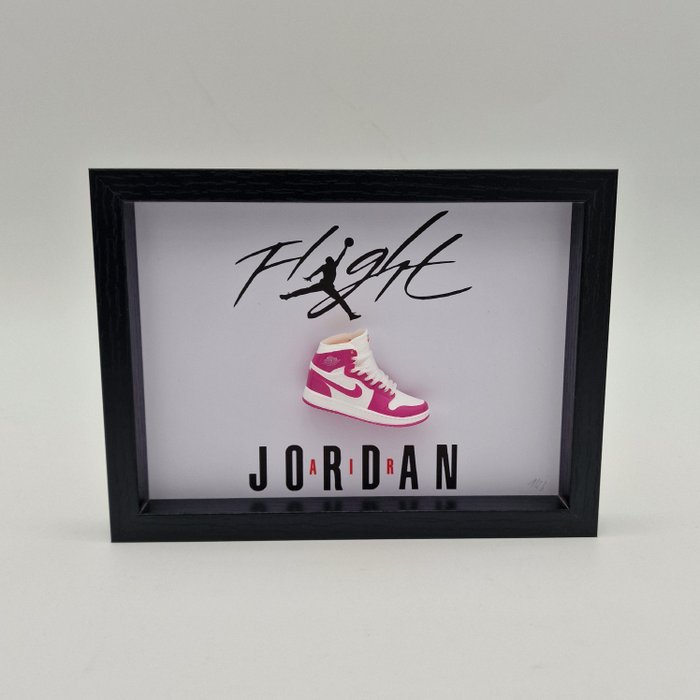 Rahmen (1) - Mini-Sneaker „AJ1 Air Jordan 1 Hyper Pink“ gerahmt  - Holz
