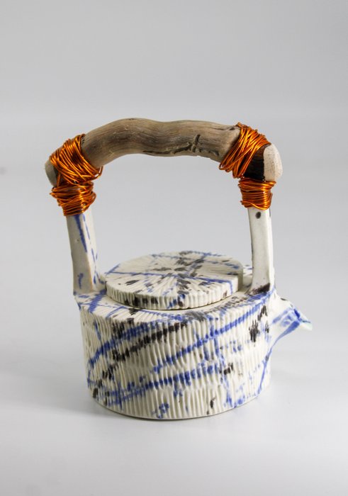 Max Modolo - 茶壶 - 小瓷茶壶，白钴和碳滴珐琅，木头，金属丝。 - 瓷