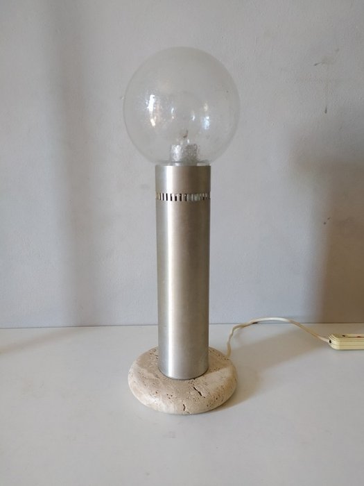 Bordslampa - Bas i travertinmarmor och struktur i borstad aluminium och sfäriskt glas