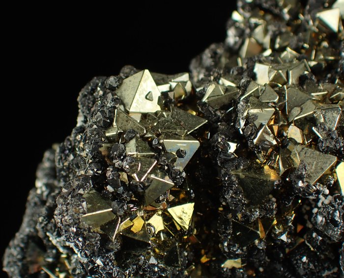 Pyrit mit fluoreszierendem Sphalerit Erstaunliche Oktaeder-Kristalle - Höhe: 70 mm - Breite: 42 mm- 279 g