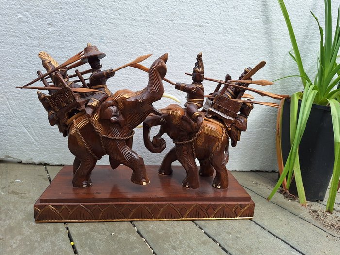 Escultura, strijdende krijgers op olifant - 30 cm - Madeira
