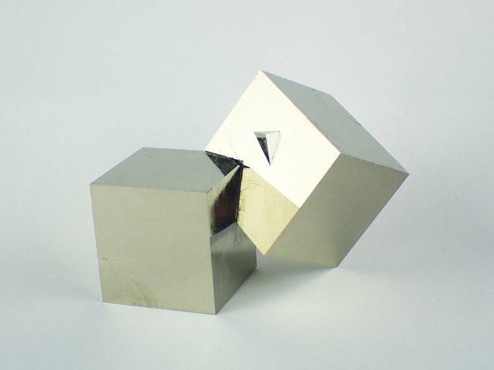 Pyrite 令人驚嘆的立方晶體群 - 高度: 63 mm - 闊度: 37 mm- 132 g