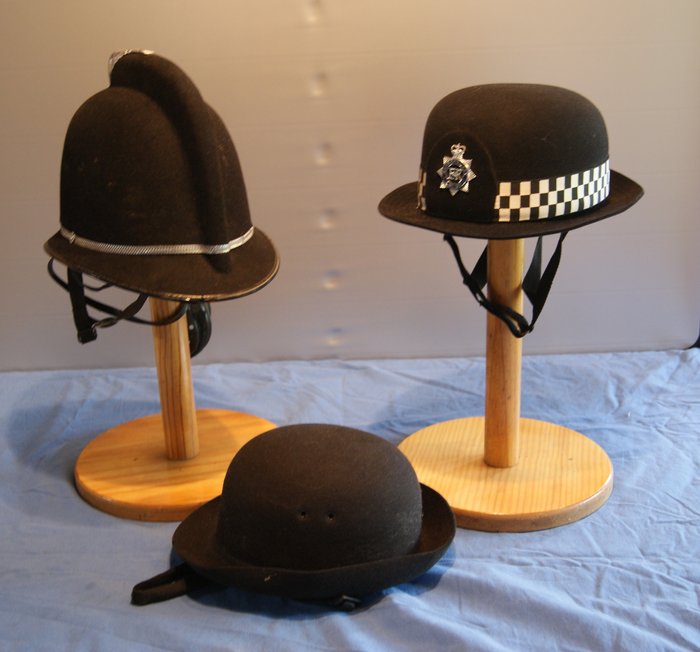 英國 - 1 x Bobby 頭盔/2 件女士 Bobby 帽。 - 軍用裝備