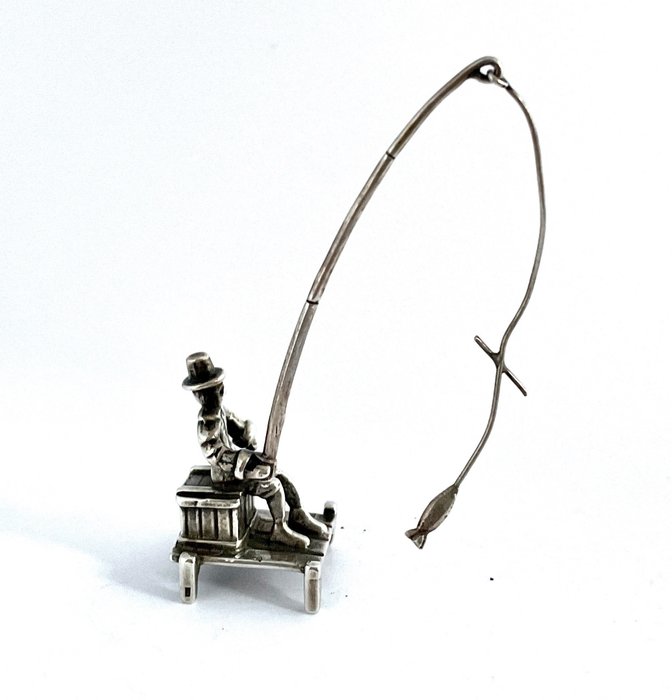 C & A Lesener. Miniatuur visser aan de waterkant met hengel en vis - 微型雕像 - 银