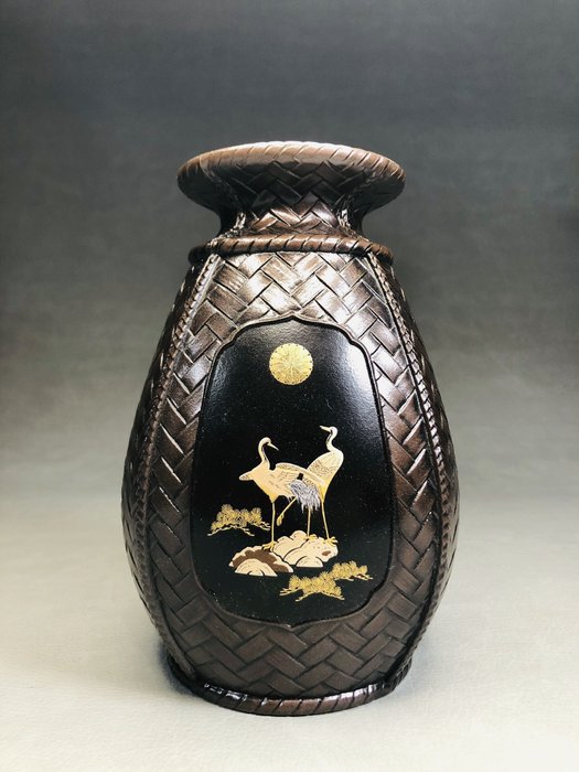Vase - Bronze, A net-patterned flower vase featuring a chrysanthemum crest and paired cranes - Japan  (No Reserve Price)