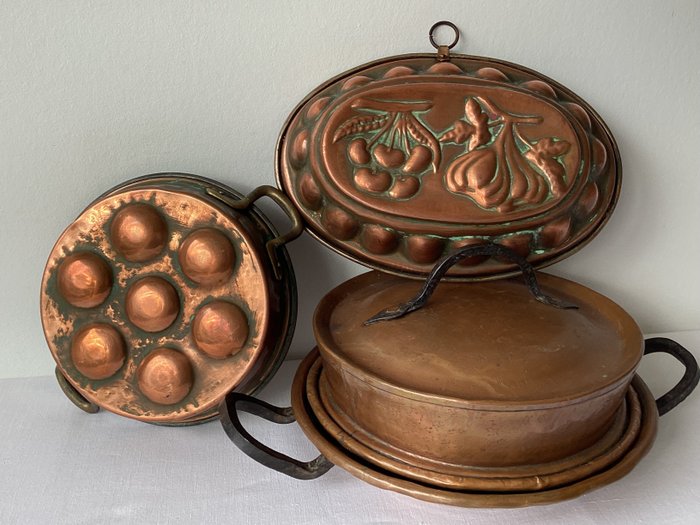 Prachtige Oude Roodkopen keukenobjecten / Bakvormen , Tourtière - Baking dish (3) - With beautiful high relief