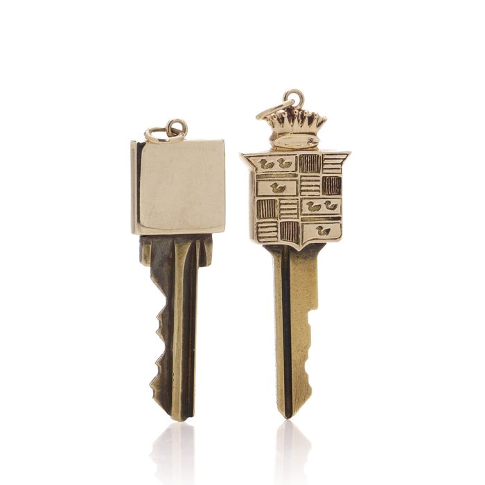 Tiffany & Co. - 胸針 兩把鍍金鑰匙，上面刻有 Tiffany & Co. 徽章並刻有個人詳細信息，曾經 