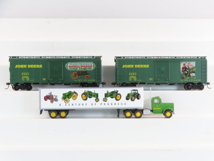 Athearn H0 - 8191/8171/8172 - Modellbahn-Güterwagen (3) - 3-teiliges Set mit 2 vierachsigen „Boxcars“ und LKW mit „John Deere“-Aufdruck - DERX