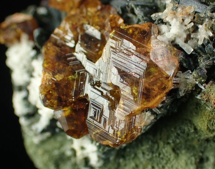 Granate Andradita Grabado con Actinolita Cristales sobre matriz - Altura: 43 mm - Ancho: 36 mm- 49 g