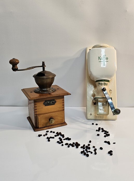Pé De (Peter Dienes). - Kaffekværn -  Koffiemolens. - Bakeliet-hout-gietijzer-glas-porselein.