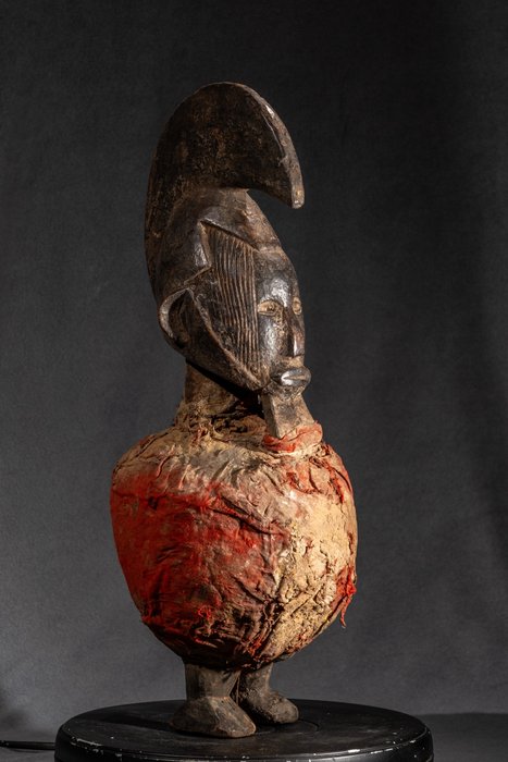 Upea Teke-patsas, jossa on rituaaliagglomeraattia, kasvikuituja, kankaita, pigmenttejä - Baréké (ou Batéké) - DR Kongo