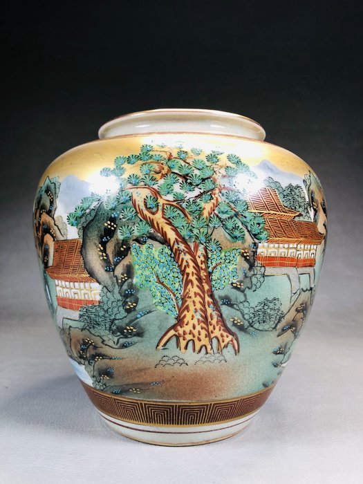 Vase - Porzellan, Kutaniyaki 九谷焼 Hideyama Eine Vase mit einer Edo-Landschaft - Japan  (Ohne Mindestpreis)