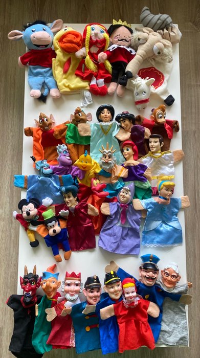Brand Unknown  - Muñeca/muñeco Verzameling van 31 handpoppen (Disney and others) - Países Bajos