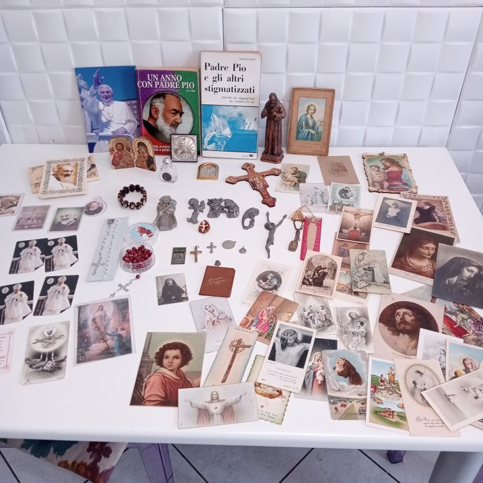 Collection thématique - Lot de petits objets, cartes saintes, statuettes, cartes téléphoniques, thème religieux