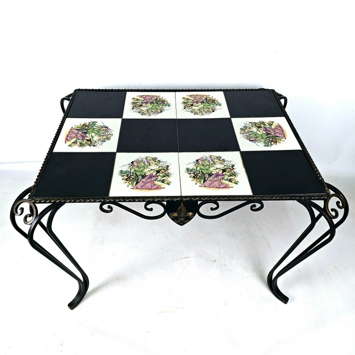 Exceptionally rare wrought iron coffee table with black and white tiles with Chinese scenes Approx. - Kaffebord - Jern, Keramikk