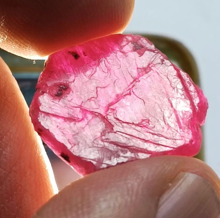 Rubin Utrolig gjennomsiktig og farge. 13,5 karat Afrika Original rå Hegzagonal Pinkish Ruby. Naturlig,- 2.7 g - (1)