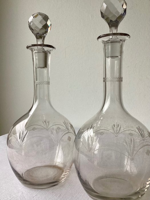 Twee Elegante antieke karaffen met mooie geslepen motieven - 醒酒器 (2) - 和刻面式切割塞