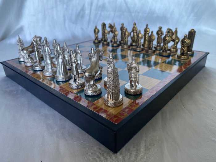 Chess set - Made of embossed bronze and Courtisane tapestry