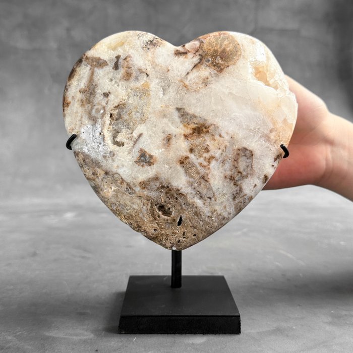 BEZ CENY REZERWOWEJ - Wspaniały kryształ zebry w kształcie serca na niestandardowym stojaku - sercowy - Wysokość: 20 cm - Szerokość: 14 cm- 2400 g