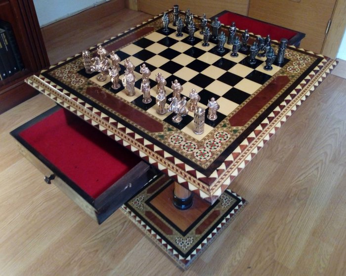Tabuleiro de xadrez (1) - Mesa de embutir Reconquista - Madeira, Madrepérola, Bronze