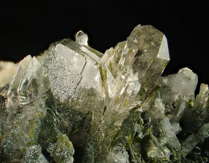 Alpenquarz-Japan-Law-Zwillingskristalle mit Edelstein-Epidot Kristalle auf Muttergestein - Höhe: 110 mm - Breite: 95 mm- 475 g