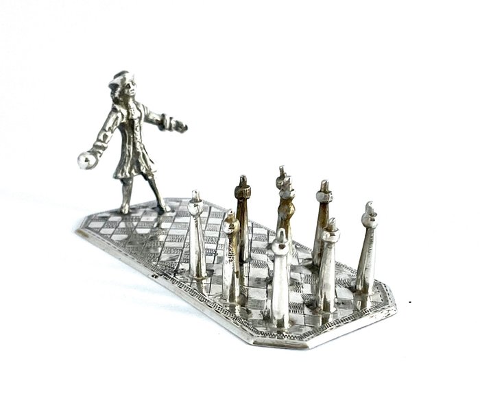 Antieke handgemaakte kegelaar in actie - Miniaturfigur - Silber