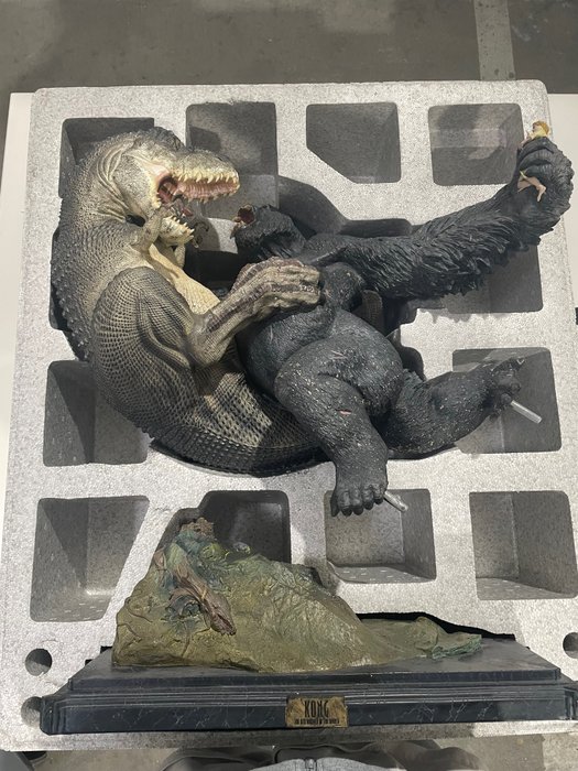 Figurka - Massive 25 feet in height V-Rex vs. Kong Statue - Limited to 3000 - Sculpted by Weta Workshop's Eden - Odlewany beton