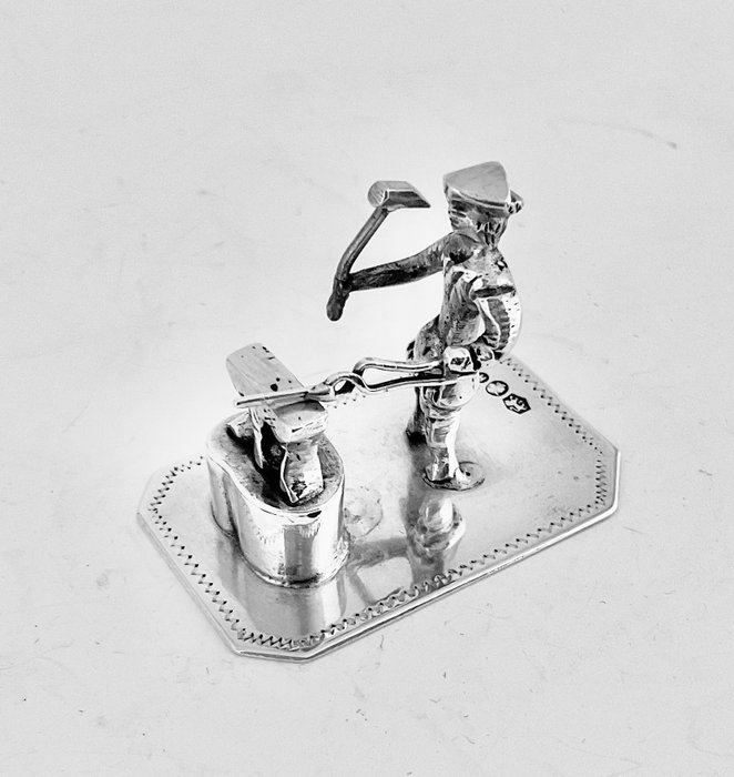 Antieke handgemaakte miniatuur smid in actie op aambeeld - 微型雕像 - 银