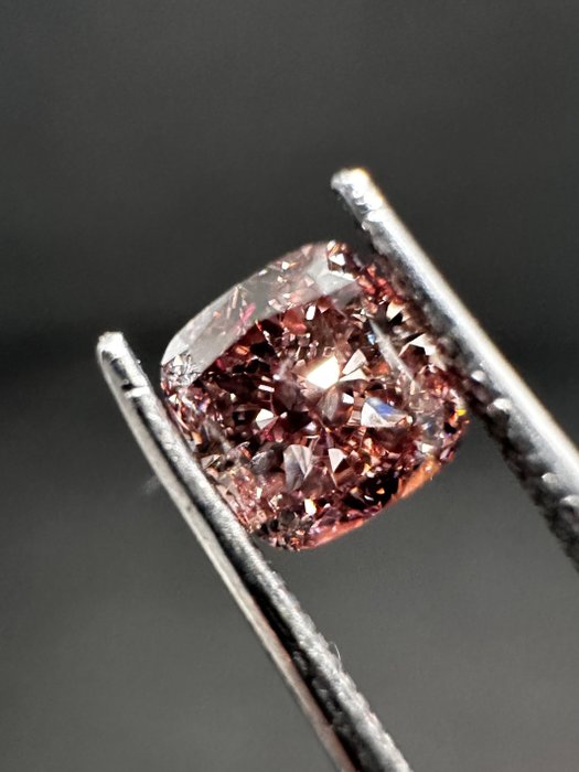 1 pcs 钻石  (天然色彩的)  - 0.65 ct - Fancy 稍带桃红色的 棕色 - 实验室报告中未指明 - 美国宝石研究院（GIA）