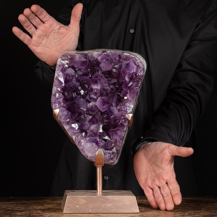 Topkwaliteit Amethist Drusy - Diep paarse kleur - Gigantische kristallen - Elegante rozenbasis - Hoogte: 358 mm - Breedte: 209 mm- 10193 g