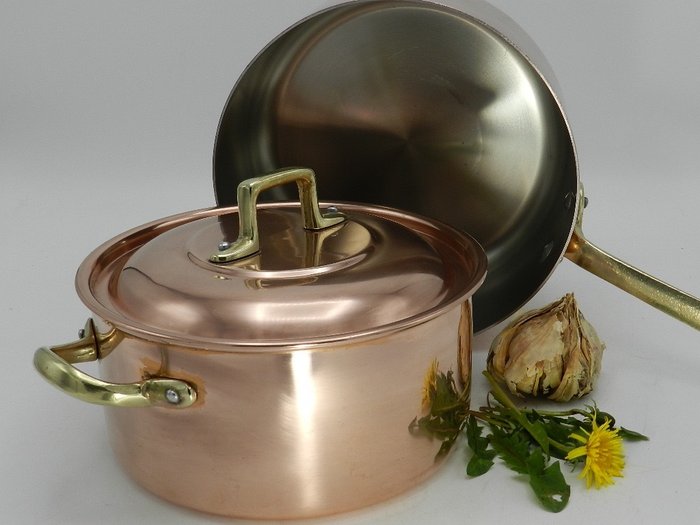 Les Metaux ouvres, Een steelpan (nooit gebruikt) en een kookpan - Pfanne - Rotes Kupfer, gelbes Kupfer, Bronze, innen verzinnt.