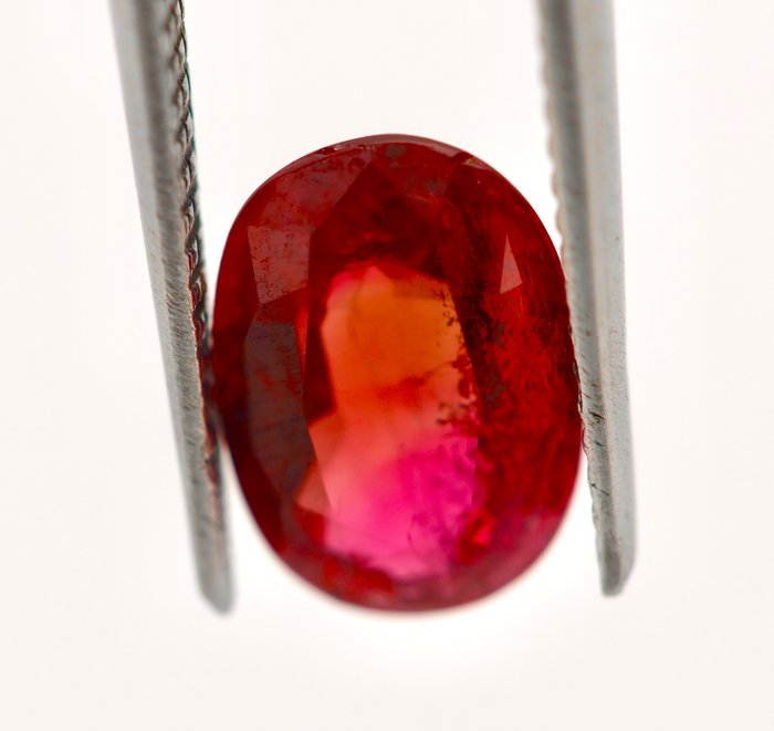 红色 尖晶石  - 1.36 ct - 莲花宝石实验室