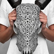 GEEN RESERVE PRICE – Grijze handgesneden koeienschedel – Traditioneel Balinees motief- Gesneden schedel – Bos Taurus – 54 cm – 39 cm – 14 cm- Geen-CITES-soort –  (1)