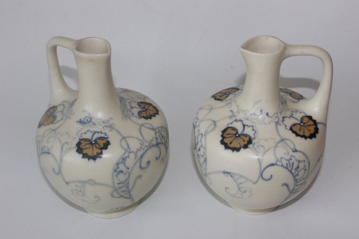 Plateelbakkerij Purmerend (Firma Jb. Vet & Co.), 1903-1906 Jacob Vet - Vase (2) -  Ensemble de pichets à décor peint à la main dans l'Art Nouveau  - Faïence