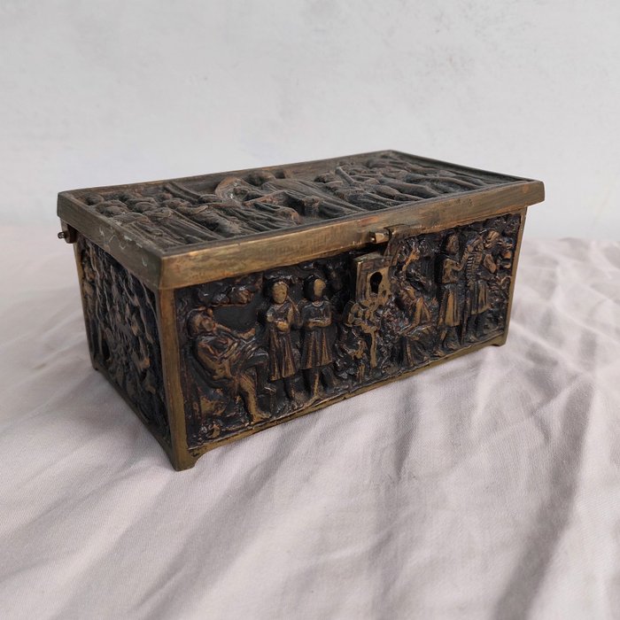 Láda (1) - Koporsó..... bronzból készült doboz, 19. század vége - Patinált bronz