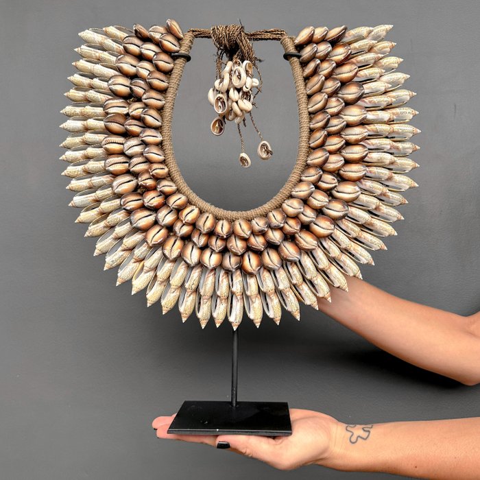 Ornement décoratif - NO RESERVE PRICE - SN3 -Decorative Shell Necklace on custom stand - Shells and Natural Fibres - Indonésie 