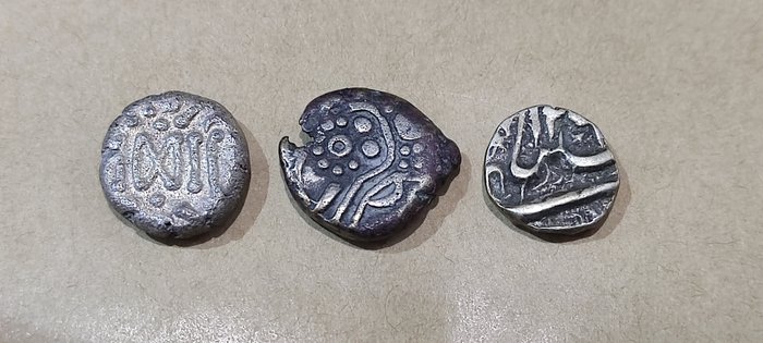 Indien. A lot of 3x Silver coins of 3 diofferent Princely States of India 11th - 14th centuries AD  (Utan reservationspris)